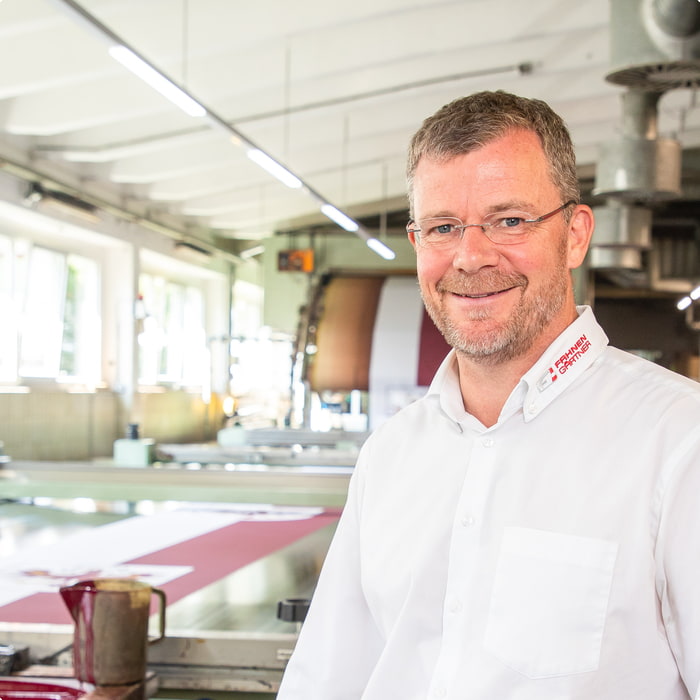 Gerald Heerdegen bei der Siebdruckmaschine Gerald Heerdegen bei der Siebdruckmaschine